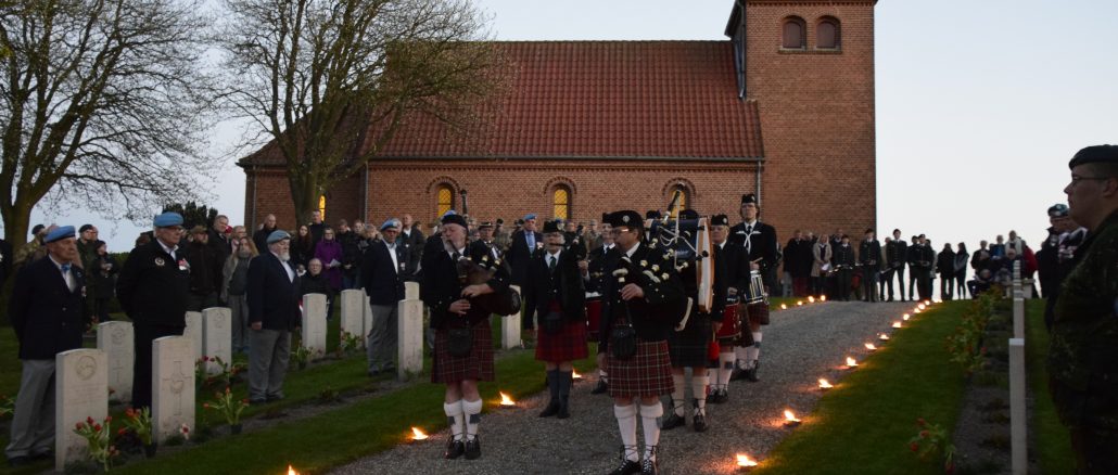 Mindehøjtidlighed 4 maj undenfor Svinø Kirke