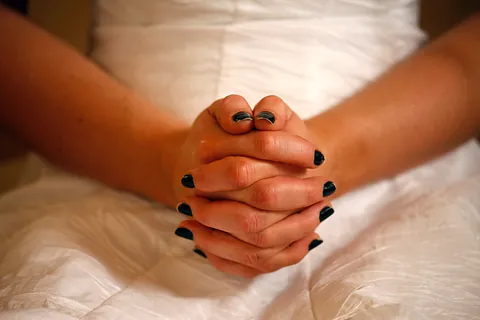 Konfirmations pige med foldet hænder