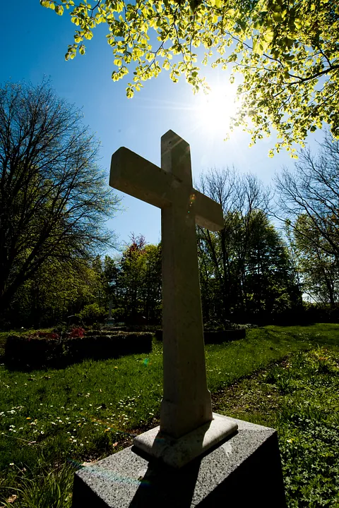 Gravsted med gravsten formet som et kors